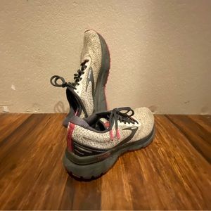 Women’s Spotted Brooks